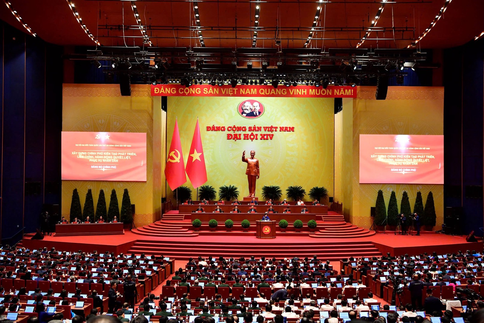 Các đại biểu thảo luận tại hội trường về các văn kiện Đại hội XIV